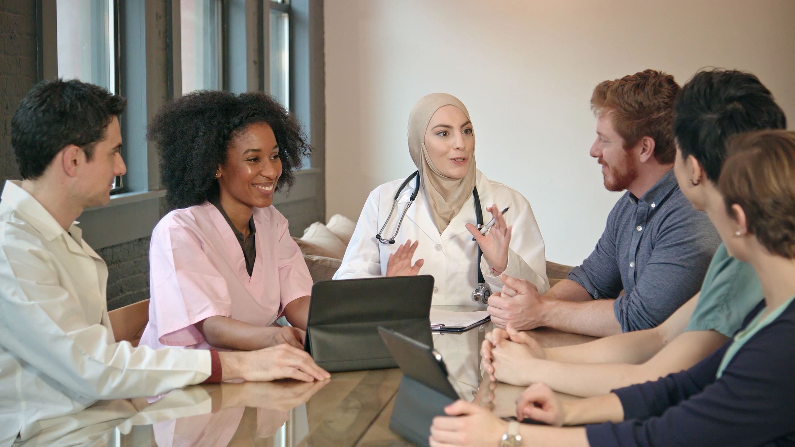 Healthcare professionals meeting with a consulting lead